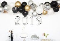 Wonderful Black And Gold New Years Eve Party Decoration Ideas 36