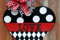 Cute Valentine Door Decorations Ideas To Spread The Seasons Greetings 35