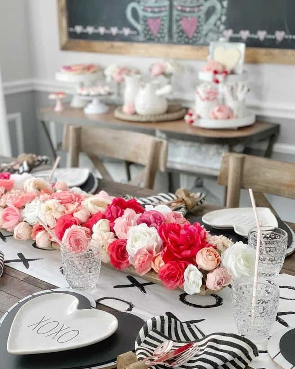 Most Inspiring Valentine’s Day Simple Table Decoration Ideas 06