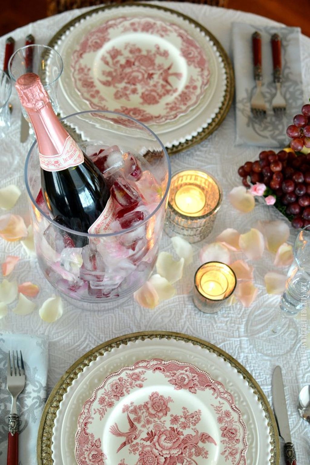Most Inspiring Valentine’s Day Simple Table Decoration Ideas 32