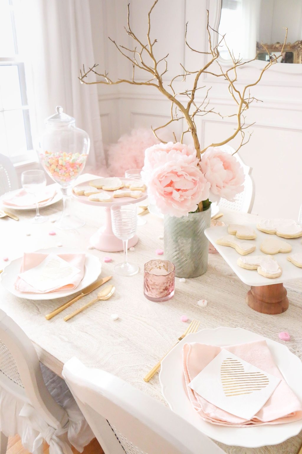 Most Inspiring Valentine’s Day Simple Table Decoration Ideas 34