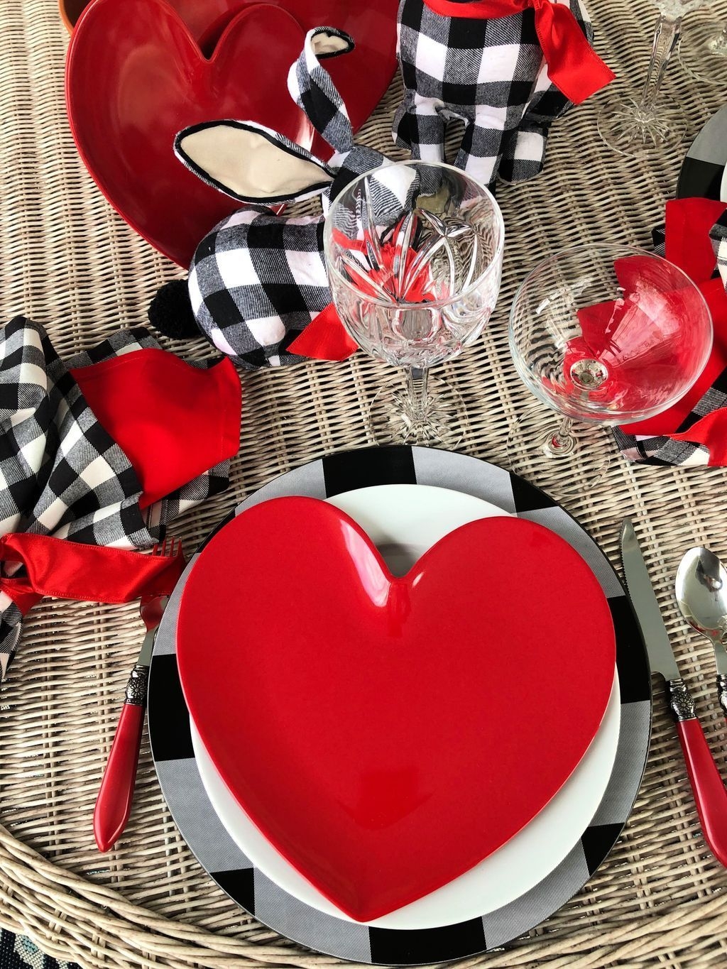 Perfect Valentine’s Day Romantic Dining Table Decor Ideas For Two People 03