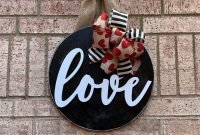Pretty Valentines Day Wreath Ideas To Decorate Your Door 01
