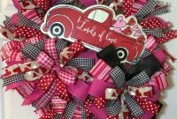Pretty Valentines Day Wreath Ideas To Decorate Your Door 04