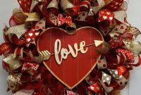 Pretty Valentines Day Wreath Ideas To Decorate Your Door 06