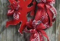 Pretty Valentines Day Wreath Ideas To Decorate Your Door 07