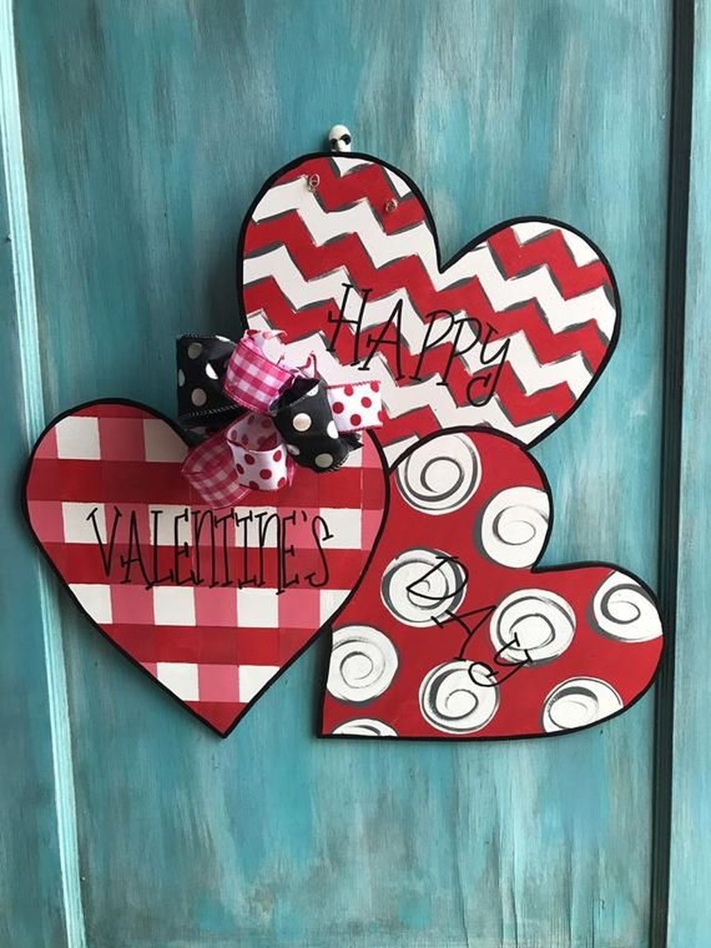 Pretty Valentines Day Wreath Ideas To Decorate Your Door 16