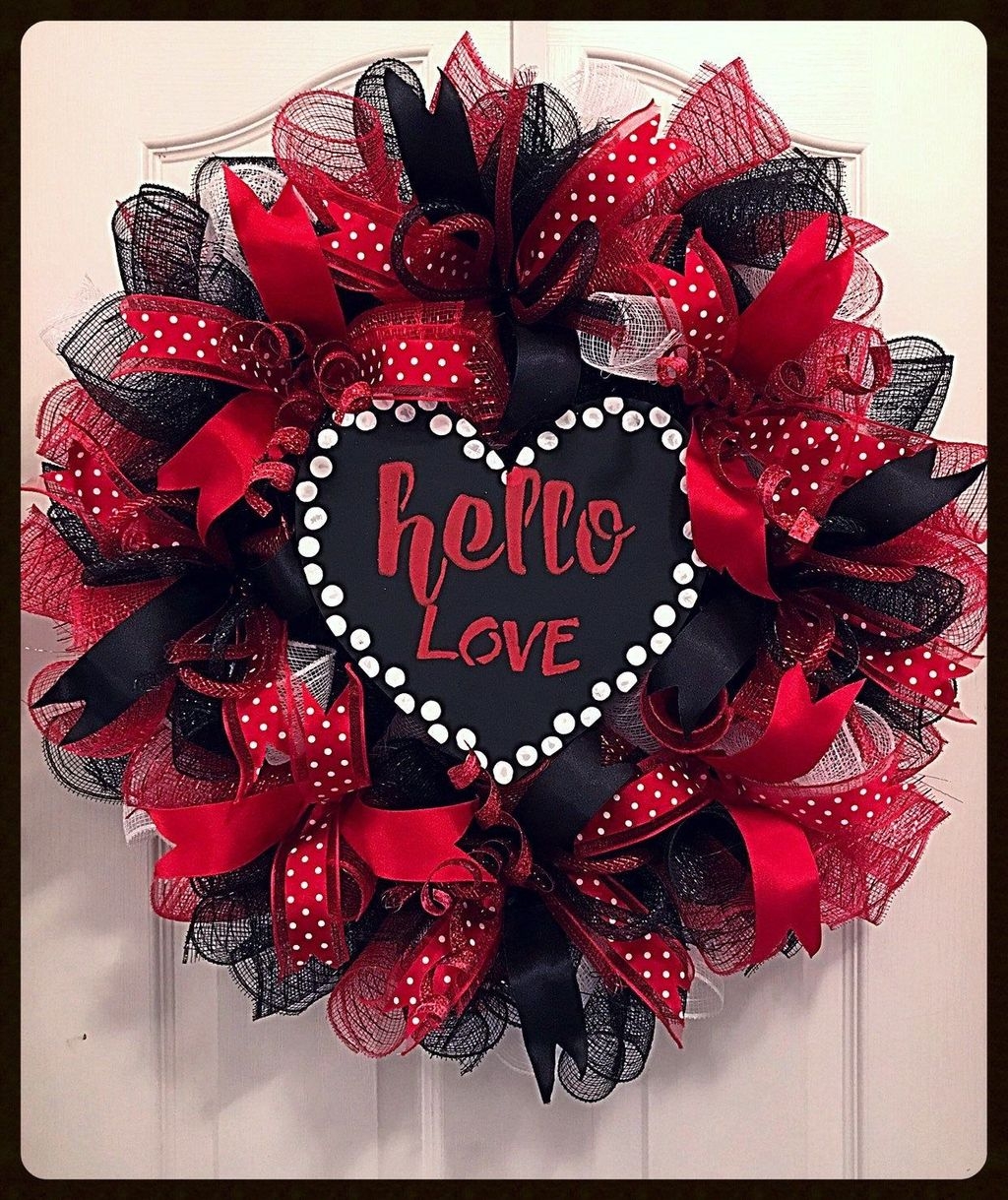 Pretty Valentines Day Wreath Ideas To Decorate Your Door 18