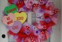Pretty Valentines Day Wreath Ideas To Decorate Your Door 21