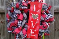 Pretty Valentines Day Wreath Ideas To Decorate Your Door 22