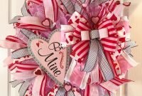 Pretty Valentines Day Wreath Ideas To Decorate Your Door 23