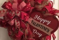 Pretty Valentines Day Wreath Ideas To Decorate Your Door 28