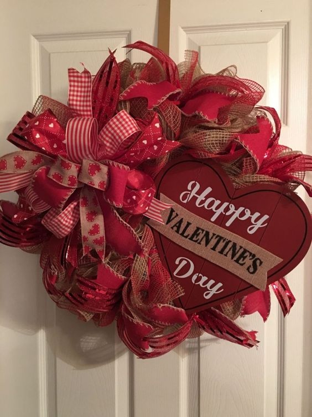 Pretty Valentines Day Wreath Ideas To Decorate Your Door 28