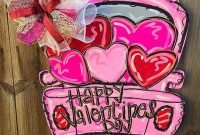 Pretty Valentines Day Wreath Ideas To Decorate Your Door 32