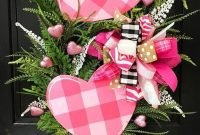 Pretty Valentines Day Wreath Ideas To Decorate Your Door 33
