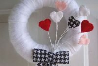 Pretty Valentines Day Wreath Ideas To Decorate Your Door 37