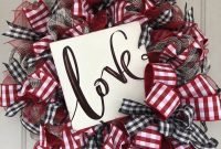 Pretty Valentines Day Wreath Ideas To Decorate Your Door 40