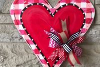 Pretty Valentines Day Wreath Ideas To Decorate Your Door 46