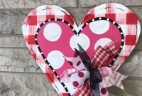 Pretty Valentines Day Wreath Ideas To Decorate Your Door 50