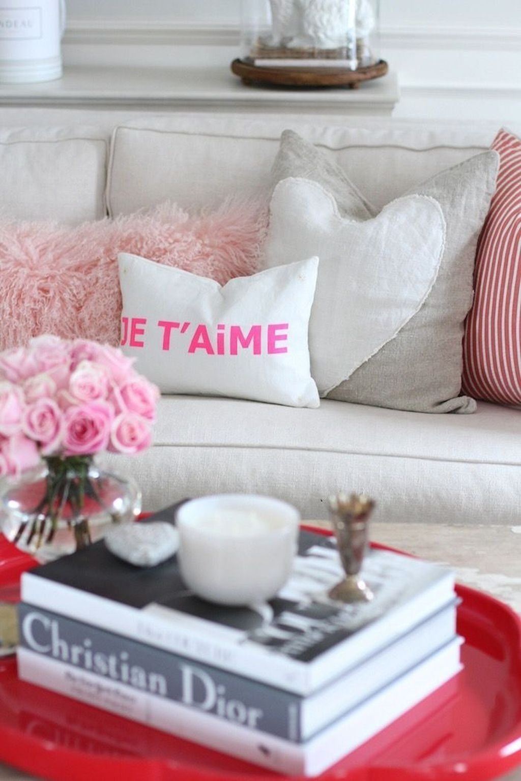 Romantic Valentine Decoration Ideas For Your Living Room 22