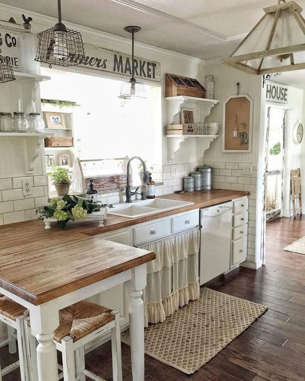 Rustic Farmhouse Kitchen Ideas To Get Traditional Accent 19