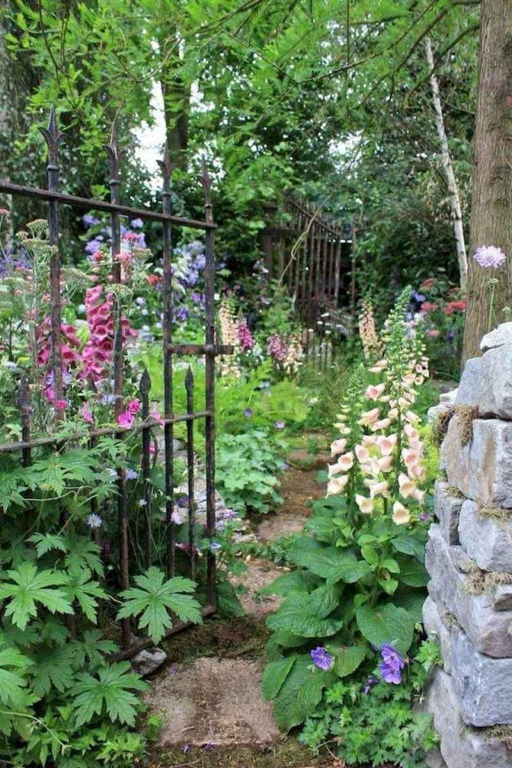Stunning Small Flower Gardens And Plants Ideas For Your Front Yard 09