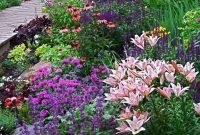 Stunning Small Flower Gardens And Plants Ideas For Your Front Yard 24