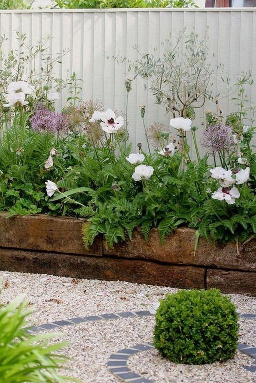 Stunning Small Flower Gardens And Plants Ideas For Your Front Yard 43