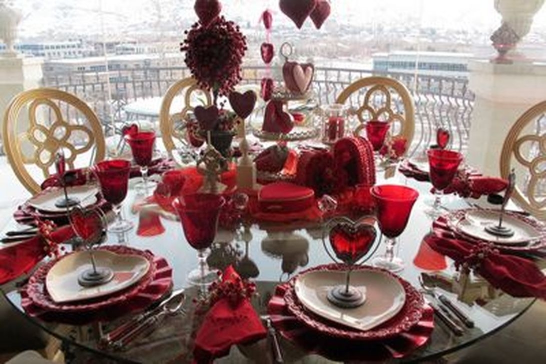 Unordinary Valentine Outdoor Decorations Table Settings For Couple 16