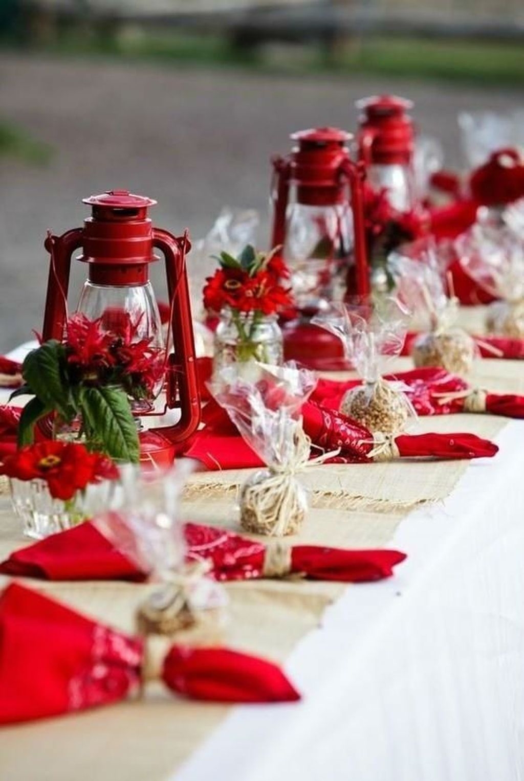 Unordinary Valentine Outdoor Decorations Table Settings For Couple 24
