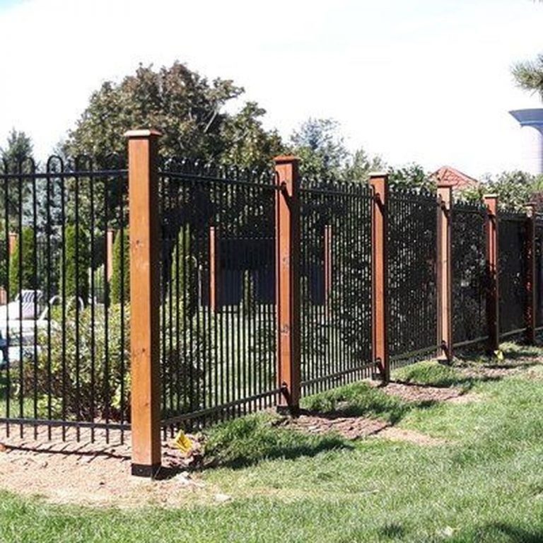 20+ Awesome Farmhouse Garden Fence For Winter To Spring