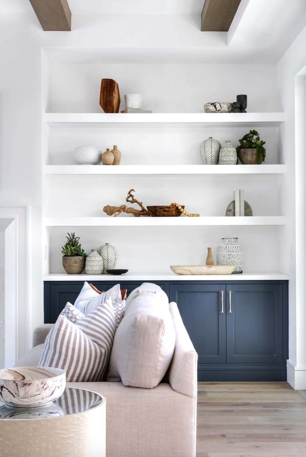 Easy And Simple Shelves Decoration Ideas For Living Room Storage 01