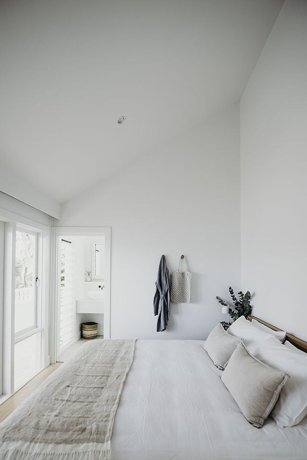 Fabulous White Bedroom Design In The Small Apartment 30