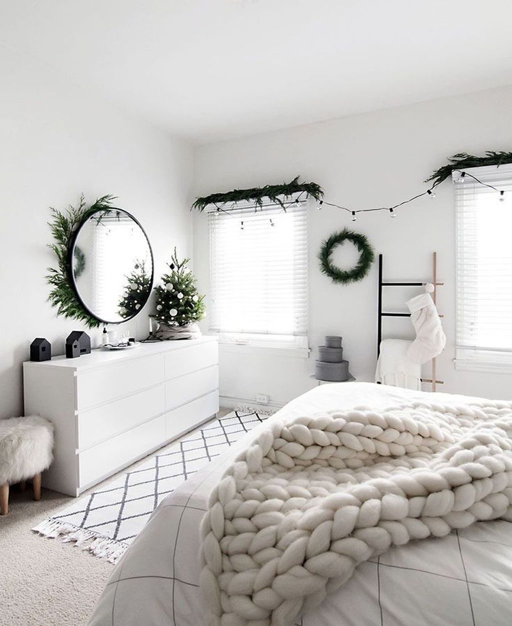 Fabulous White Bedroom Design In The Small Apartment 42
