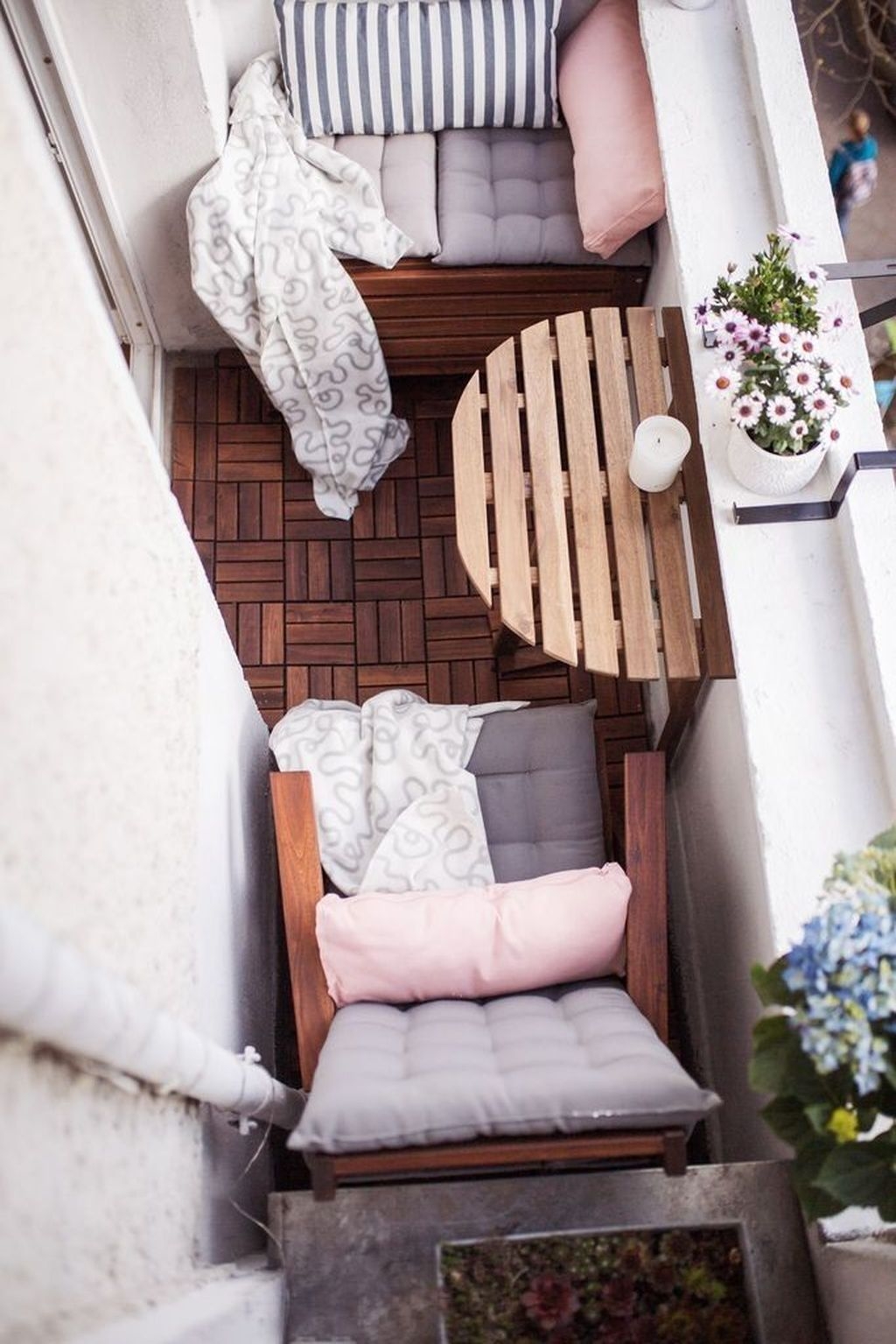 Fascinating Small Balcony Ideas With Relax Seating Area 42