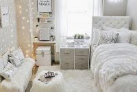 Pretty DIY Fairy Light Ideas For Minimalist Bedroom Decoration 15
