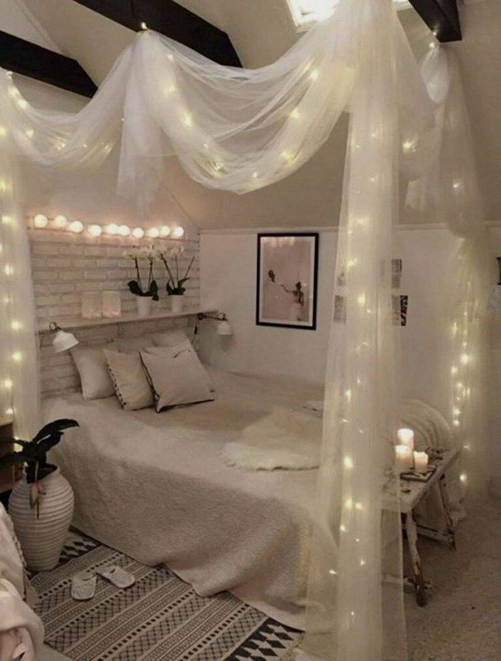 Pretty DIY Fairy Light Ideas For Minimalist Bedroom Decoration 47