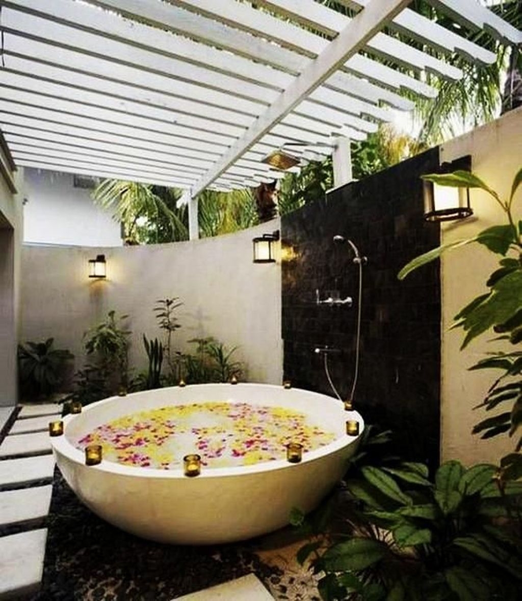 Spectacular Outdoor Bathroom Design Ideas That Feel Like A Vacation 19