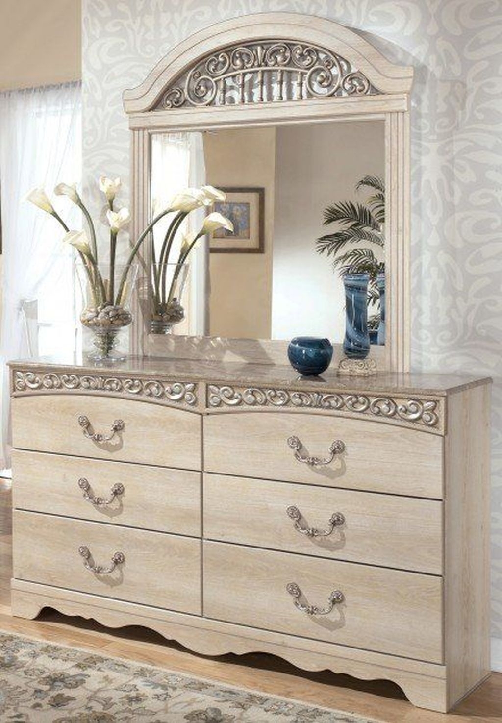 Stylish Bedroom Dressers Ideas With Mirrors That You Need To Try 27