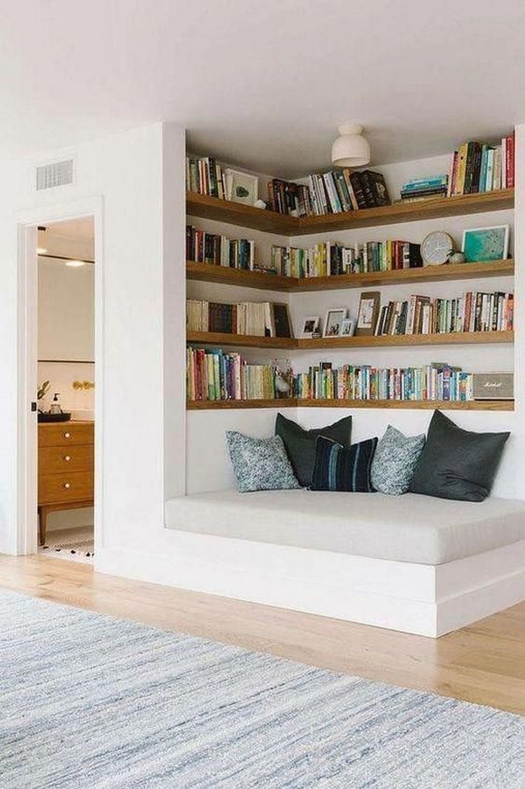 Fabulous Bookcase Decorating Ideas To Perfect Your Interior Design 26