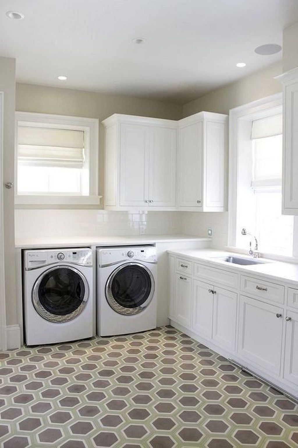 Inspiring Laundry Room Design With French Country Style 08