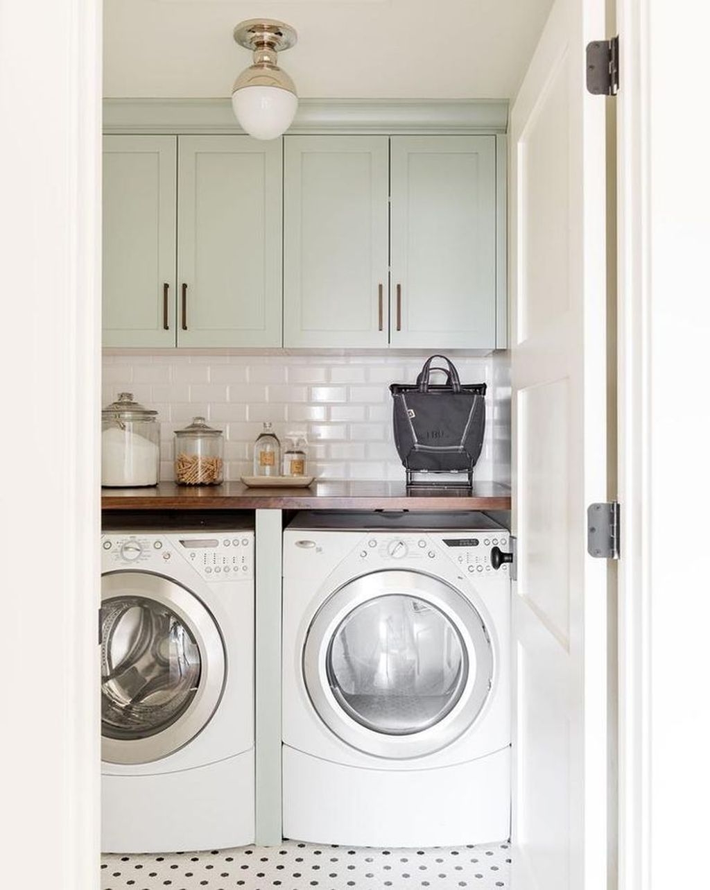 Inspiring Laundry Room Design With French Country Style 37
