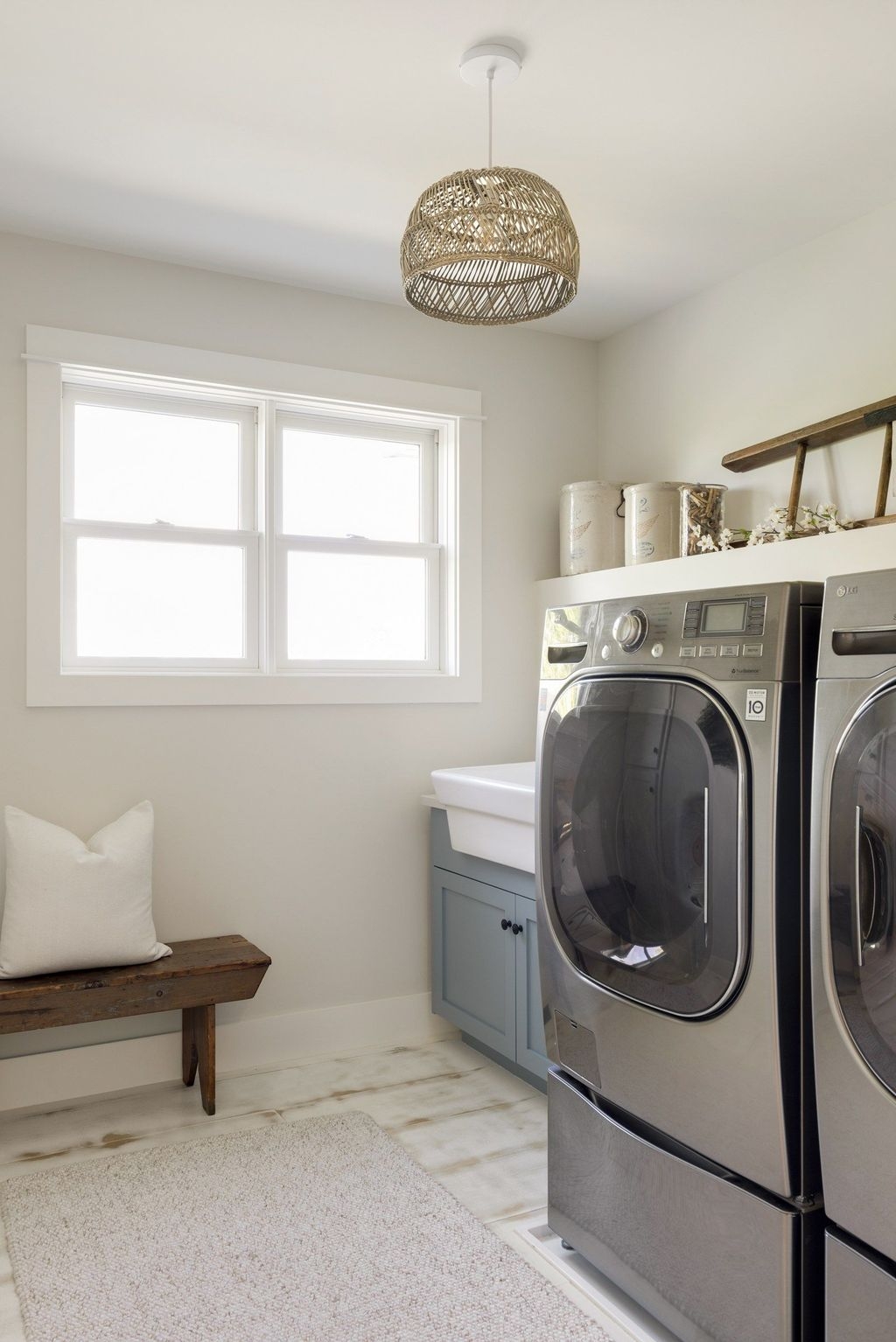 Inspiring Laundry Room Design With French Country Style 38